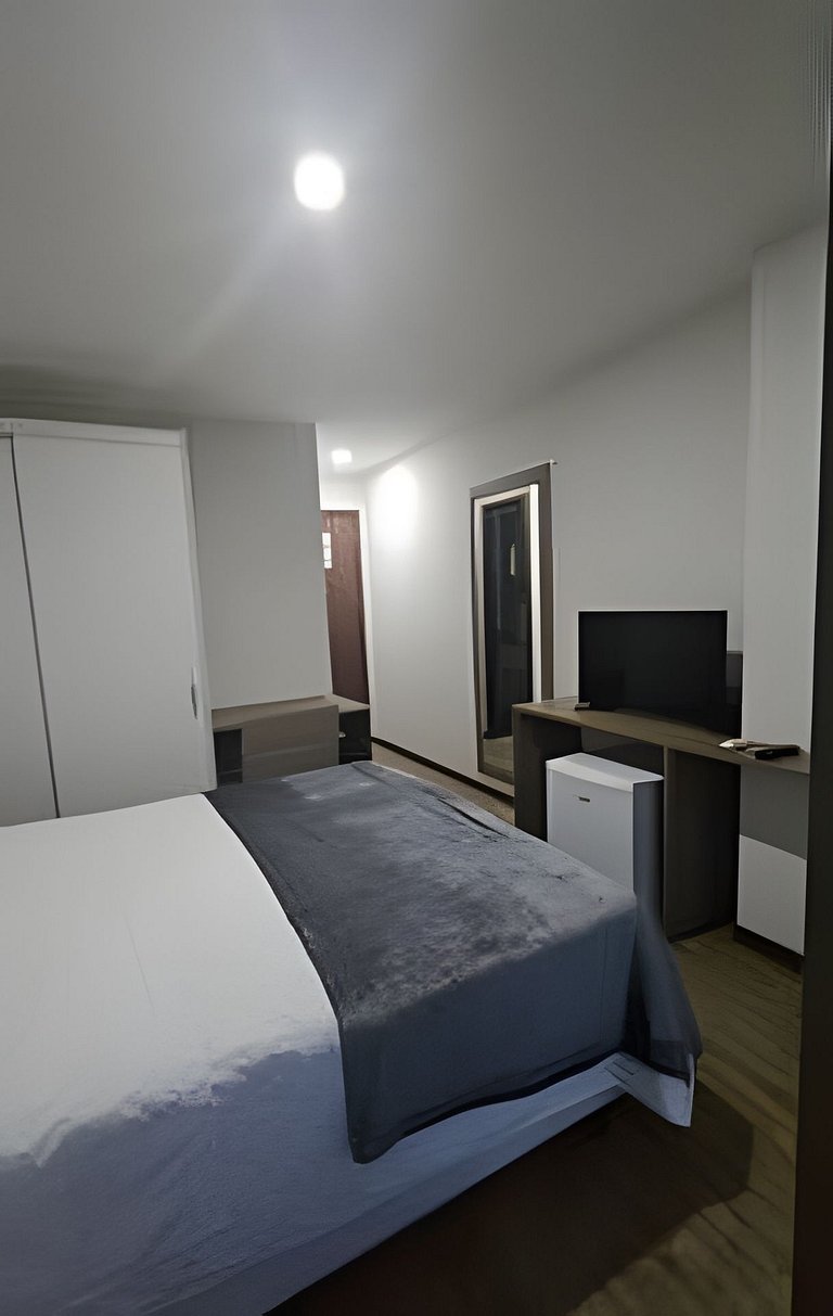 Suíte na Barra c/ Garagem e Micro-ondas 8BL2