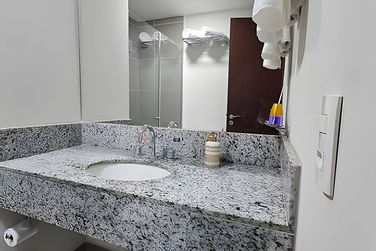 Suíte na Barra c/ Garagem e Self Check-in 112BL2