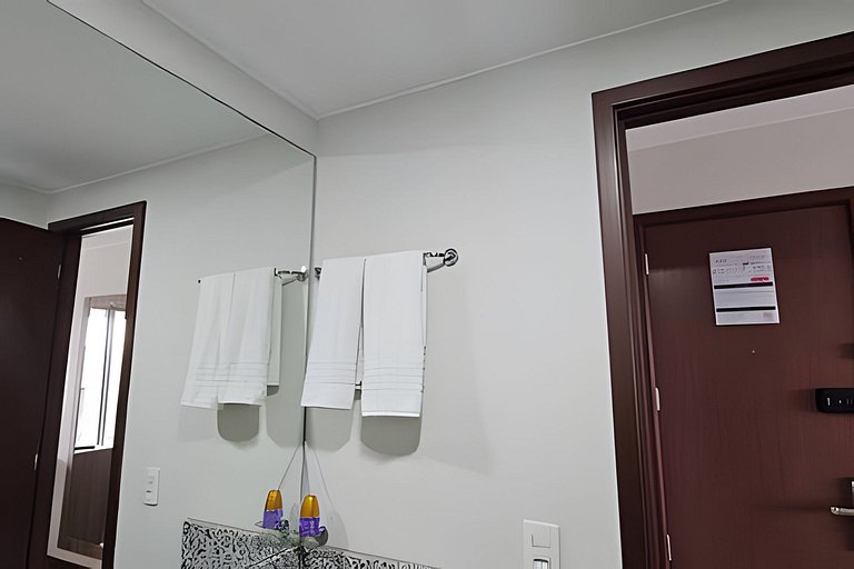 Suíte na Barra c/ Garagem e Self Check-in 112BL2