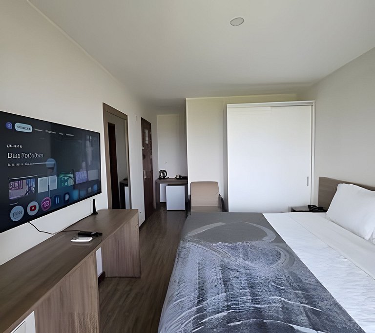 Suíte na Barra Garagem Micro-ondas e TV 50" 121BL2
