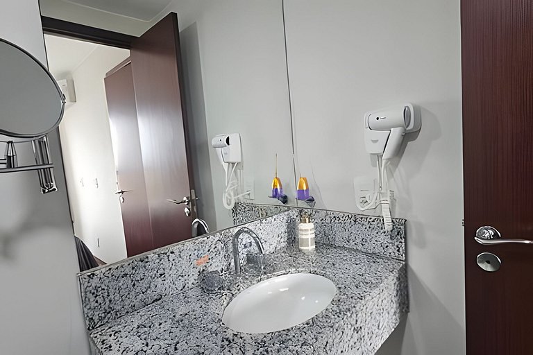 Apto na Barra com Cozinha e Garagem 121BL2