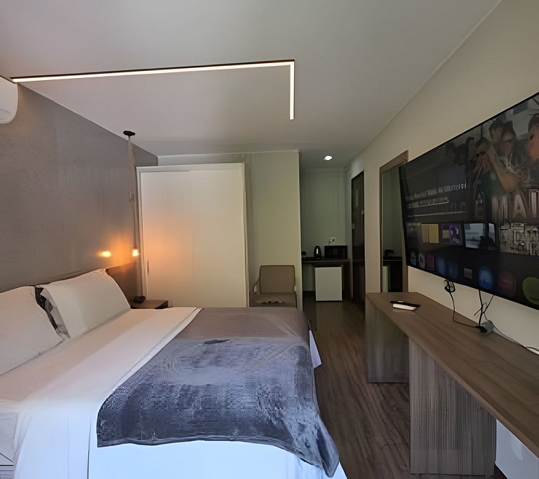 Suíte na Barra Garagem Micro-ondas e TV 65" 8BL1