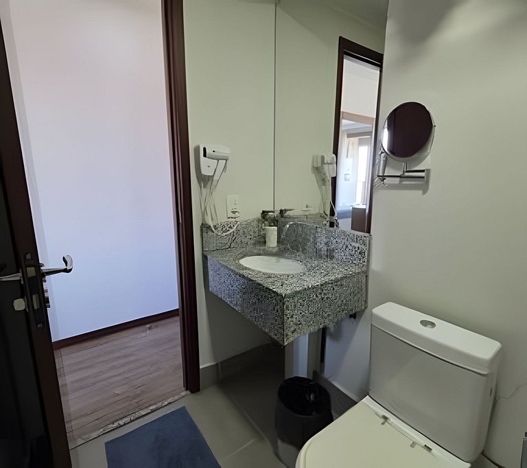 Suíte na Barra c/ Garagem e Self Check-in 114BL2
