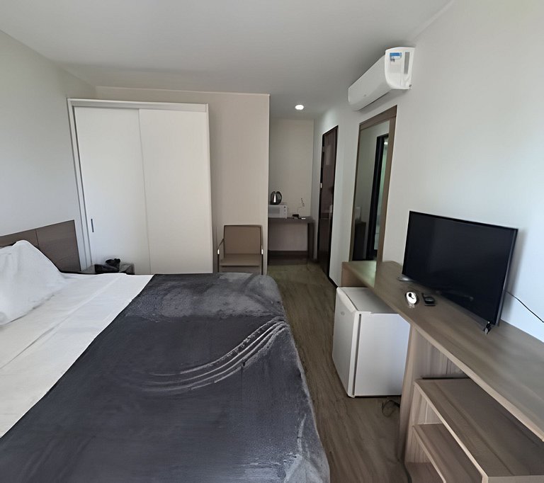 Suíte na Barra c/ Garagem e Micro-ondas 9BL1
