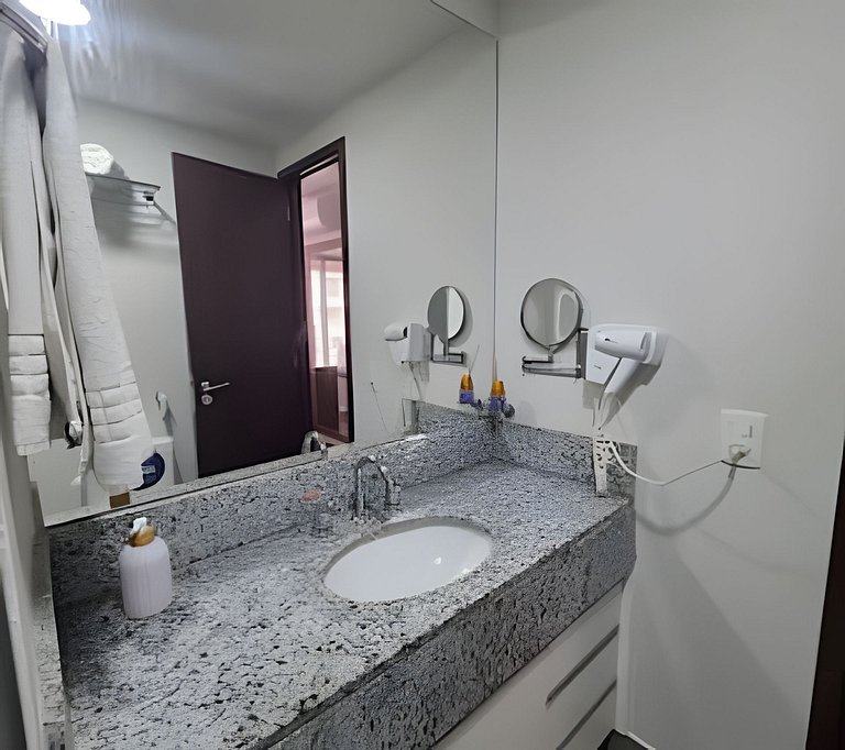 Suíte na Barra c/ Garagem e Micro-ondas 9BL1