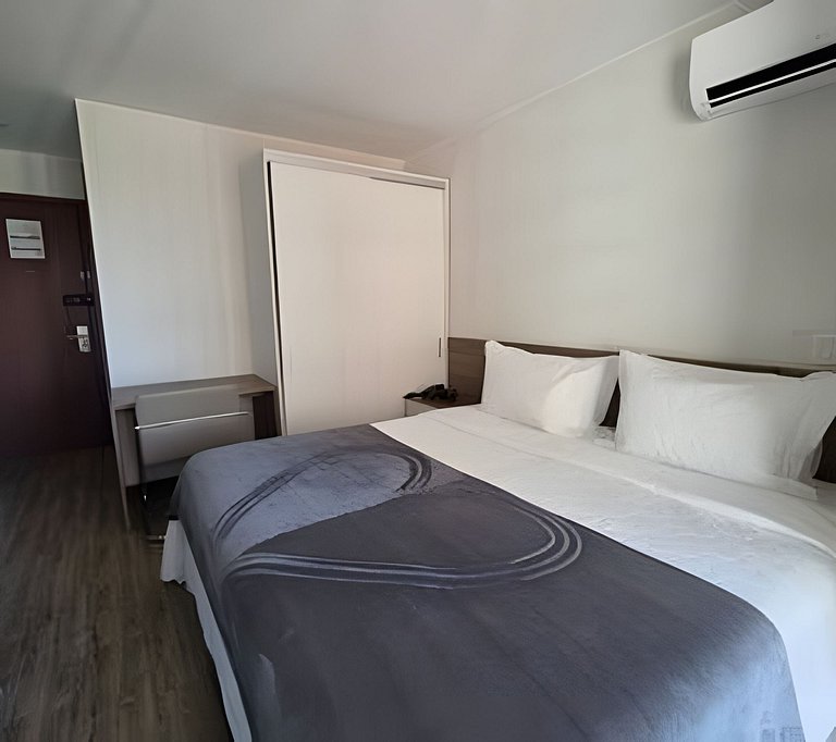 Suíte na Barra c/ Garagem e Micro-ondas 132BL1