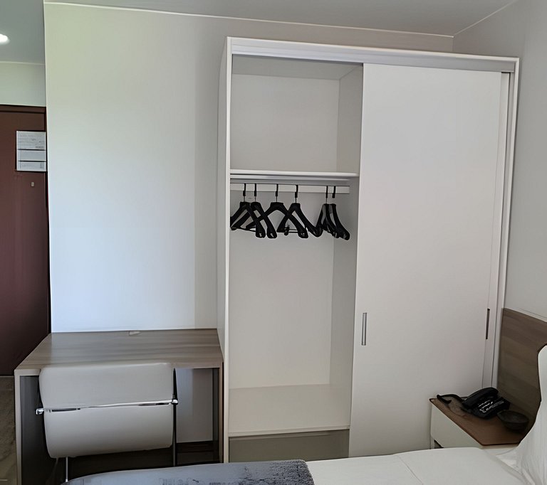 Suíte na Barra c/ Garagem e Micro-ondas 132BL1