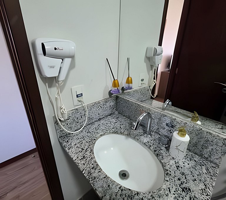 Suíte na Barra c/ Garagem e Micro-ondas 132BL1