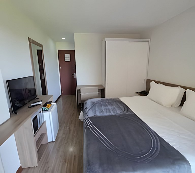 Suíte na Barra c/ Garagem e Micro-ondas 132BL1