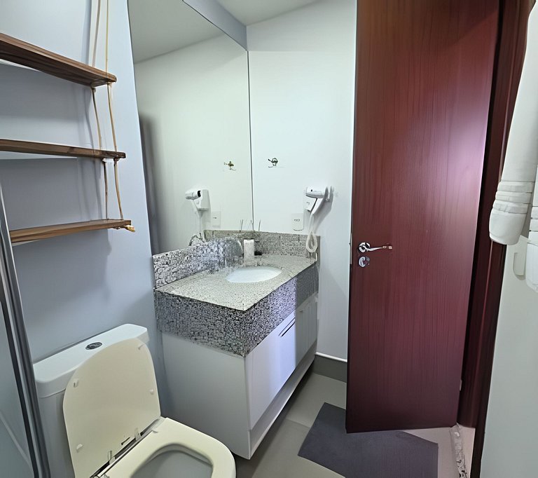 Apto na Barra com Cozinha, Garagem e TV 50" 5BL2