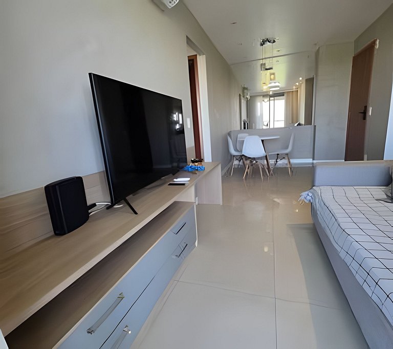 Apto na Barra com Cozinha, Garagem e TV 50" 5BL2