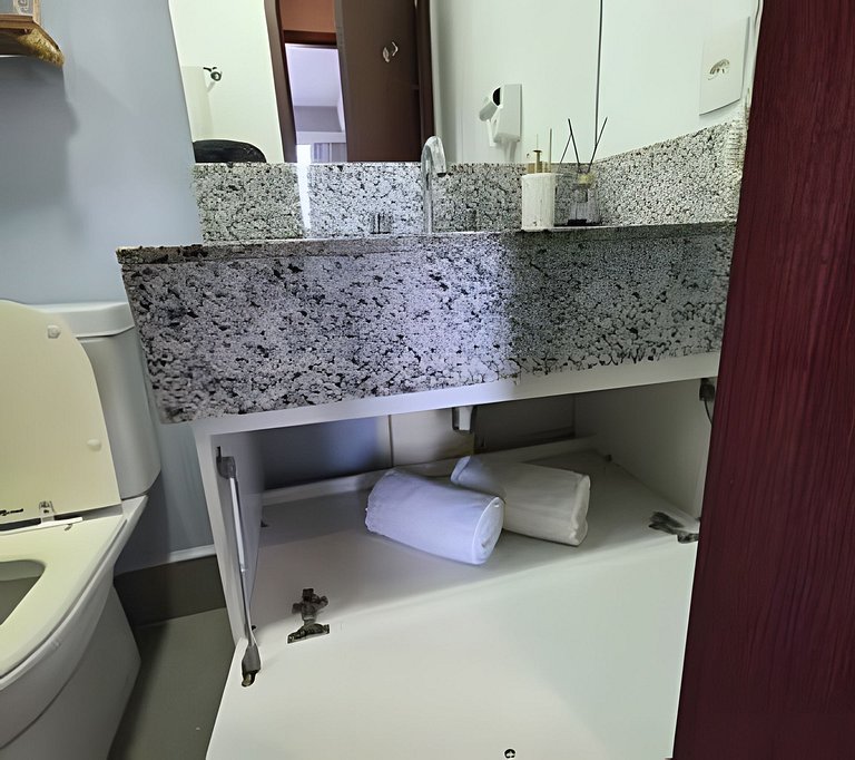 Apto na Barra com Cozinha, Garagem e TV 50" 5BL2
