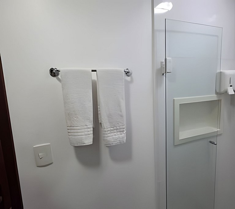Apto na Barra com Cozinha, Garagem e TV 50" 5BL2