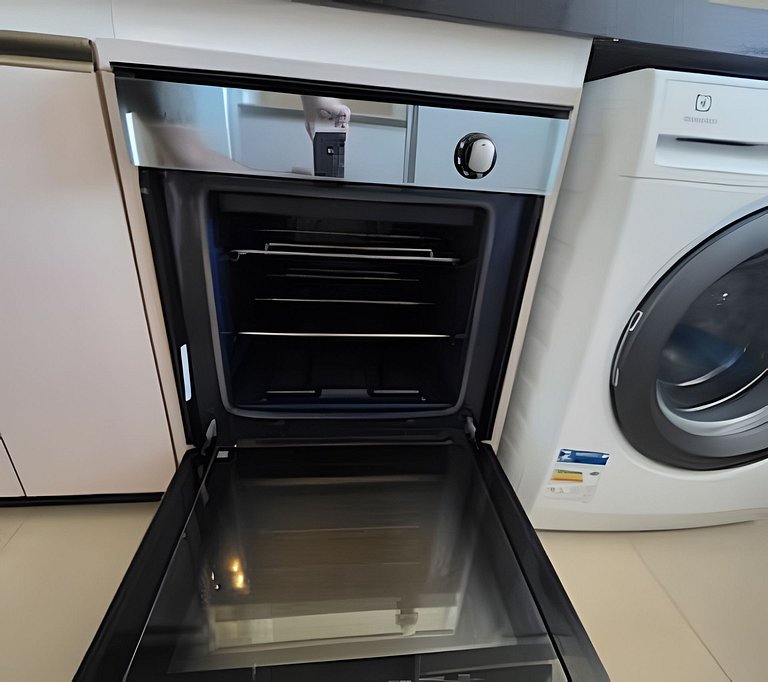 Apto na Barra com Cozinha, Garagem e TV 50" 5BL2