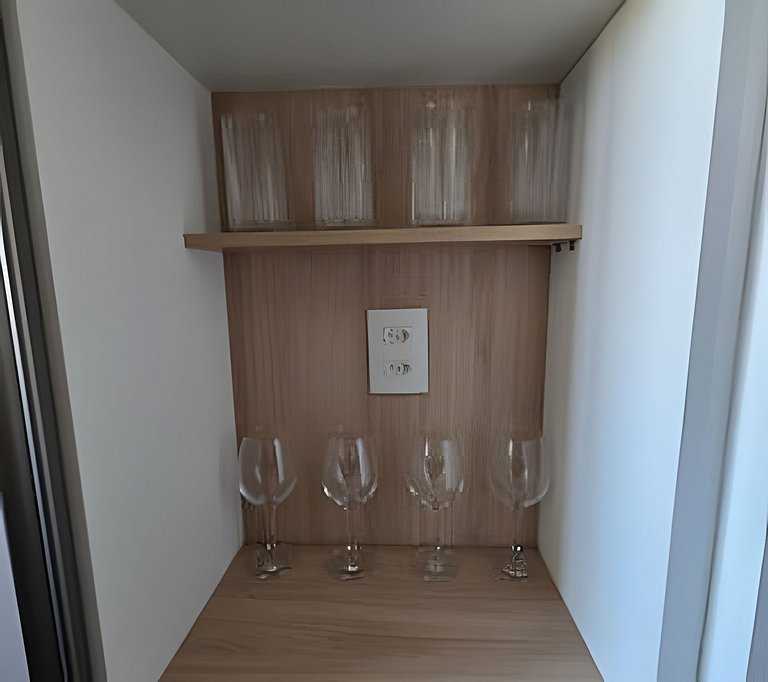 Apto na Barra com Cozinha, Garagem e TV 50" 5BL2