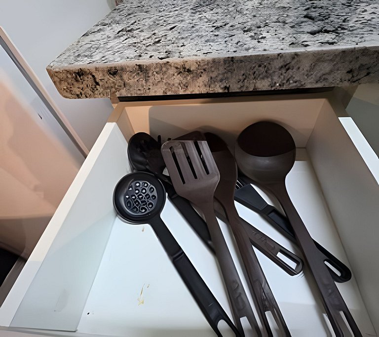 Apto na Barra com Cozinha, Garagem e TV 42" 161BL2