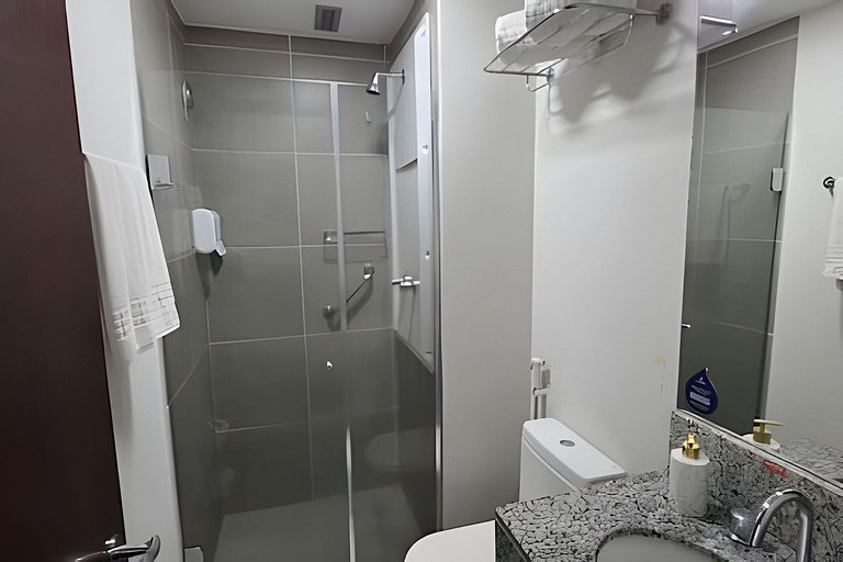 Suíte na Barra c/ Garagem e Micro-Ondas 131BL1