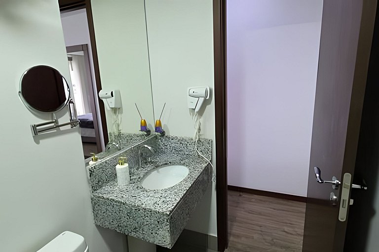 Suíte na Barra c/ Garagem e Self Check-in 151BL2